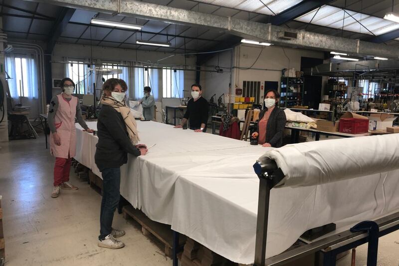 La Maison Piganiol troque ses parapluies contre des blouses médicales