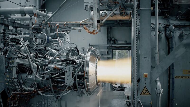 Moteur vinci fusée Ariane 6 en test au sol PAS AU BON FORMAT